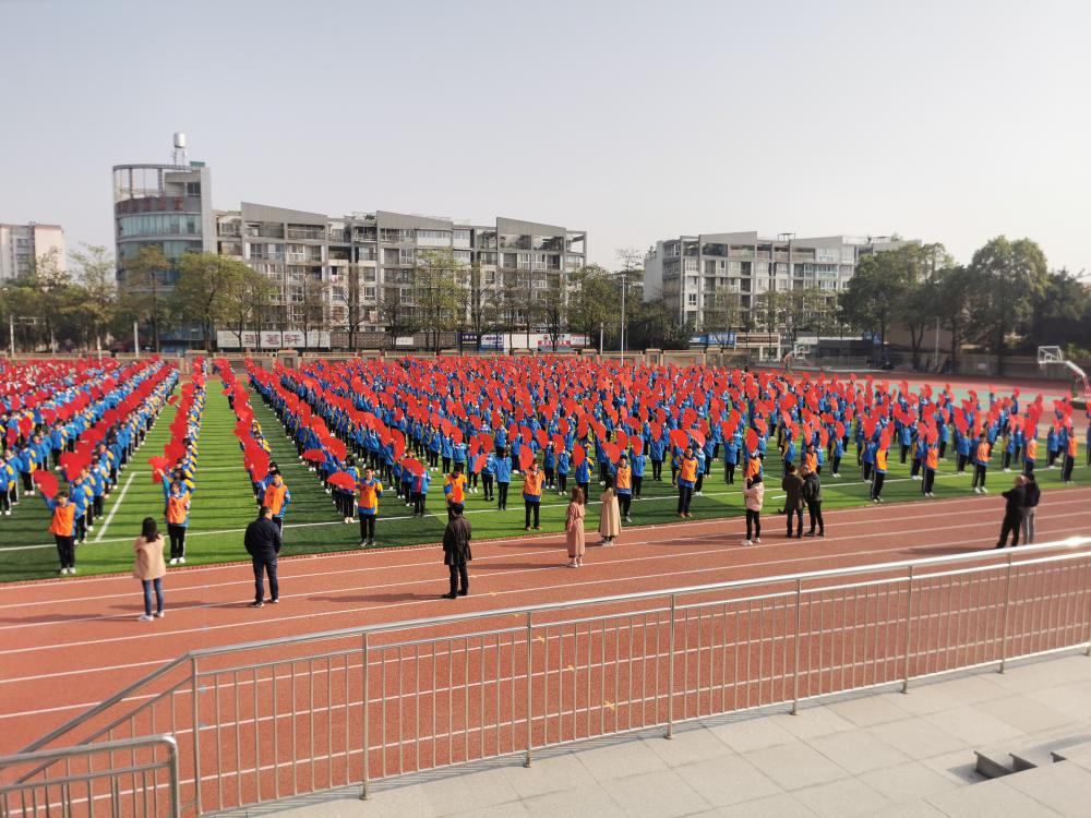 观摩学生大课间活动