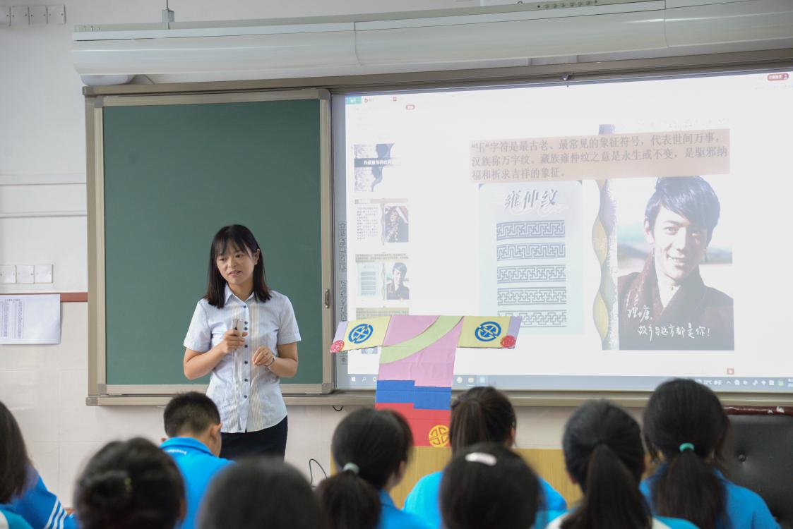 易晓琴老师给同学们讲解藏族的传统服饰