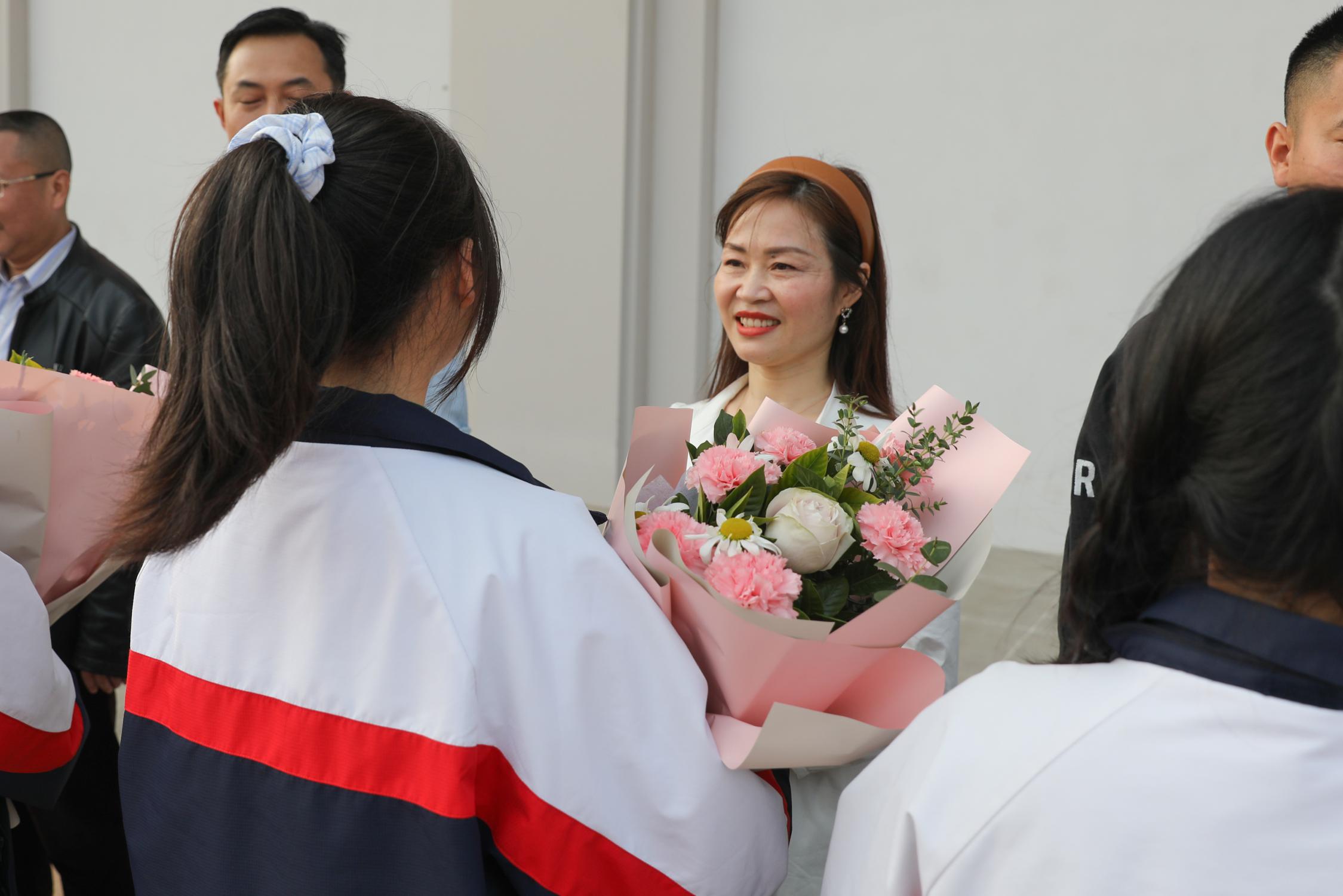 高一学生代表为班主任献花