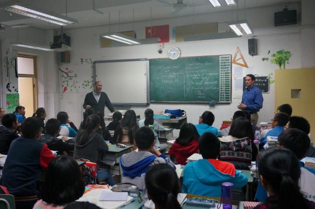 与高一8班学生交流互动